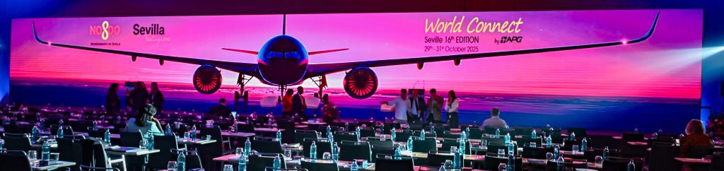 World Connect APG 2025 : image de l’ouverture de la conférence (scène, éclairage, public).