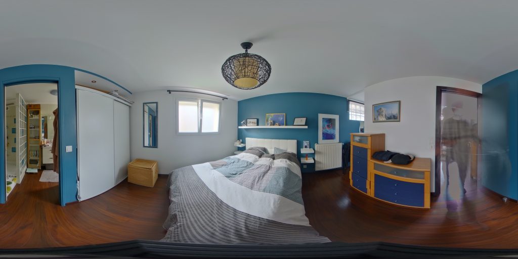 Extrait de visite virtuelle 360° d’un bien immobilier montrant une chambre.  