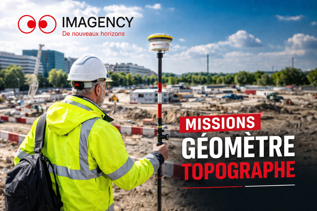 Géomètre-topographe sur un chantier, réalisant un relevé avec une canne GNSS/GPS RTK (antenne au sommet), avec zone de travaux en arrière-plan.