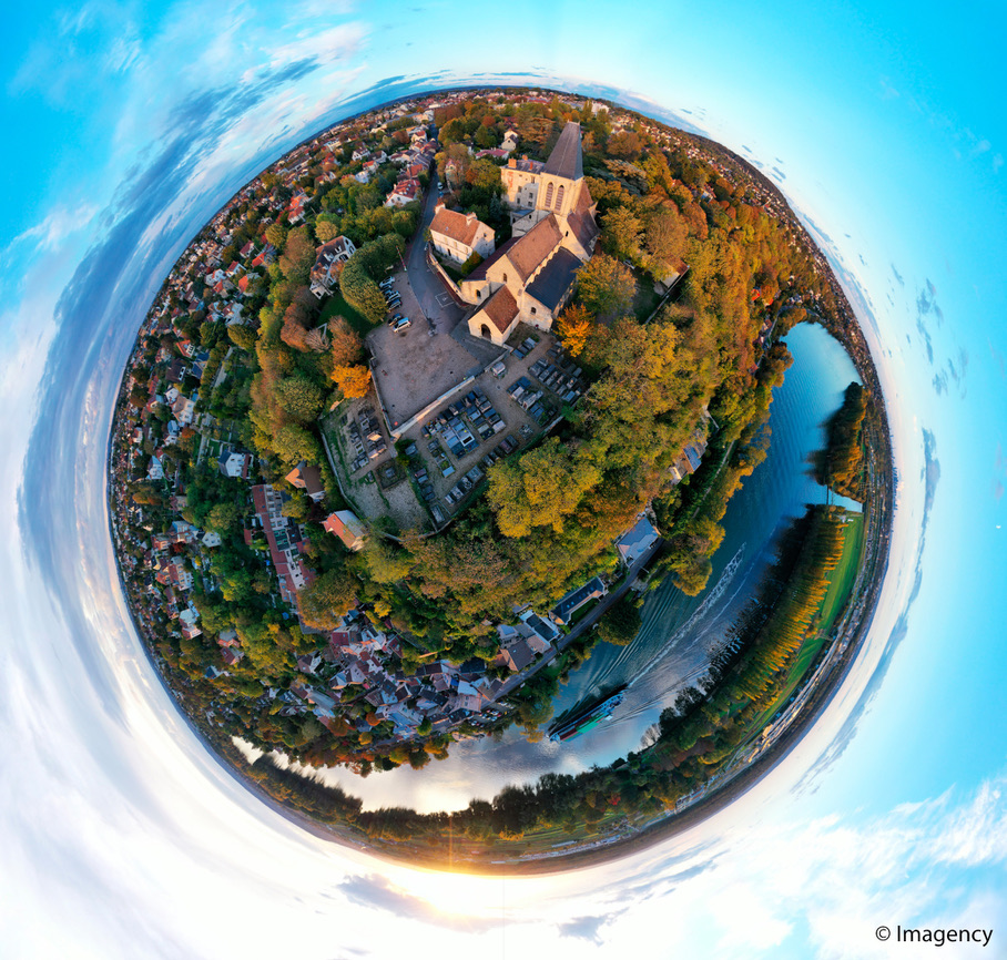 Photo aérienne 360° (Theta) en style “planète” montrant un paysage urbain et ses quartiers.