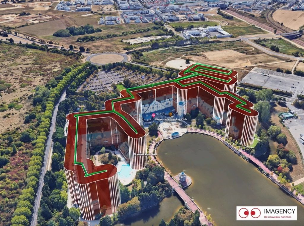 Vue du ciel : itinéraire de vol du drone pour l’inspection de la toiture d’un hôtel à Disneyland Paris.