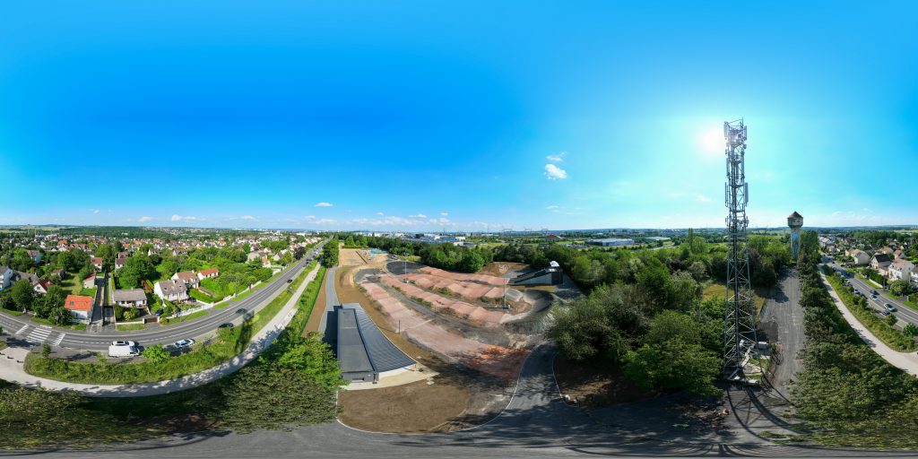 Prise de vue aérienne 360° d’un terrain de BMX, circuit complet visible.
