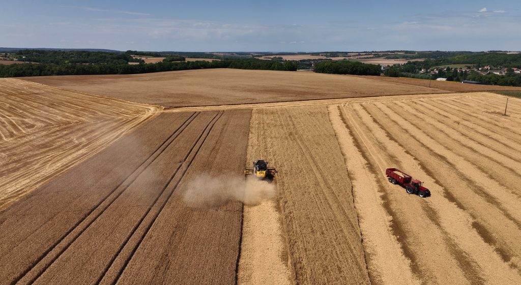 Prise de vue drone d’un champ cultivé vu du ciel (extrait vidéo promotionnelle)