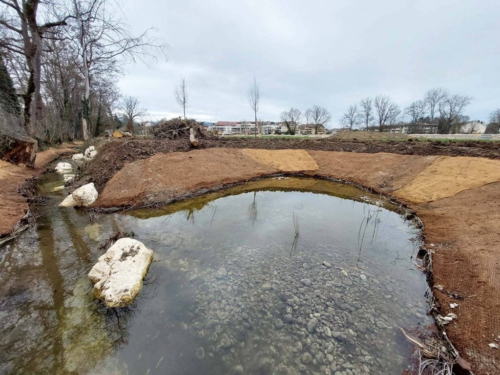 Projet de renaturation : cours d’eau et berges en cours de restauration écologique prise en timelapse