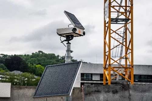 Photographie d'une caméra timelapse sur chantier