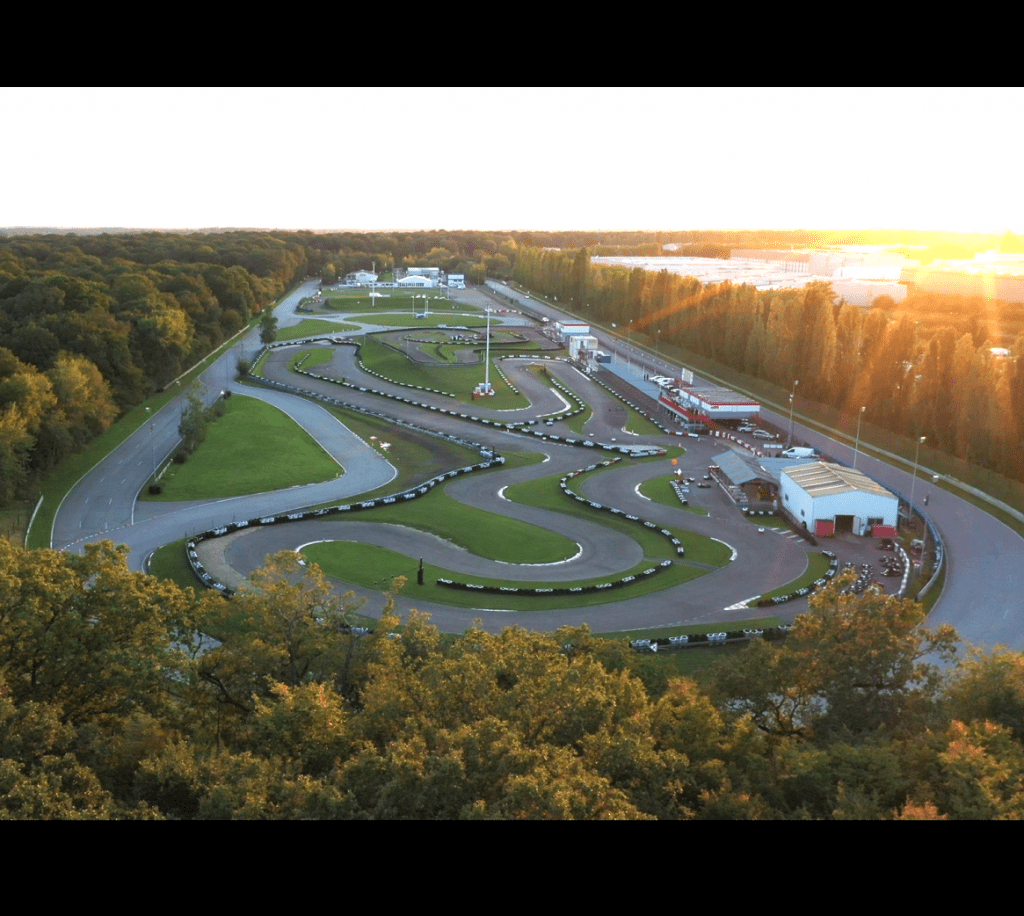 Prise de vue aérienne montrant un circuit auto et ses voiries, illustration d’un projet VRD.