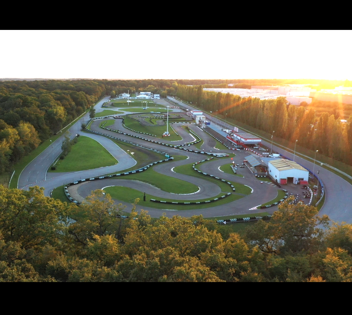 Prise de vue aérienne montrant un circuit auto et ses voiries, illustration d’un projet VRD.