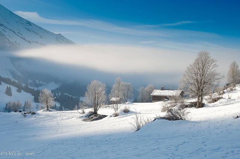 Gîte/chalet en montagne, environnement neigeux et ciel bleu, photo extérieure en haute définition.